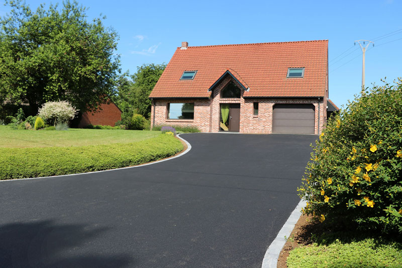 Accès maison en enrobés